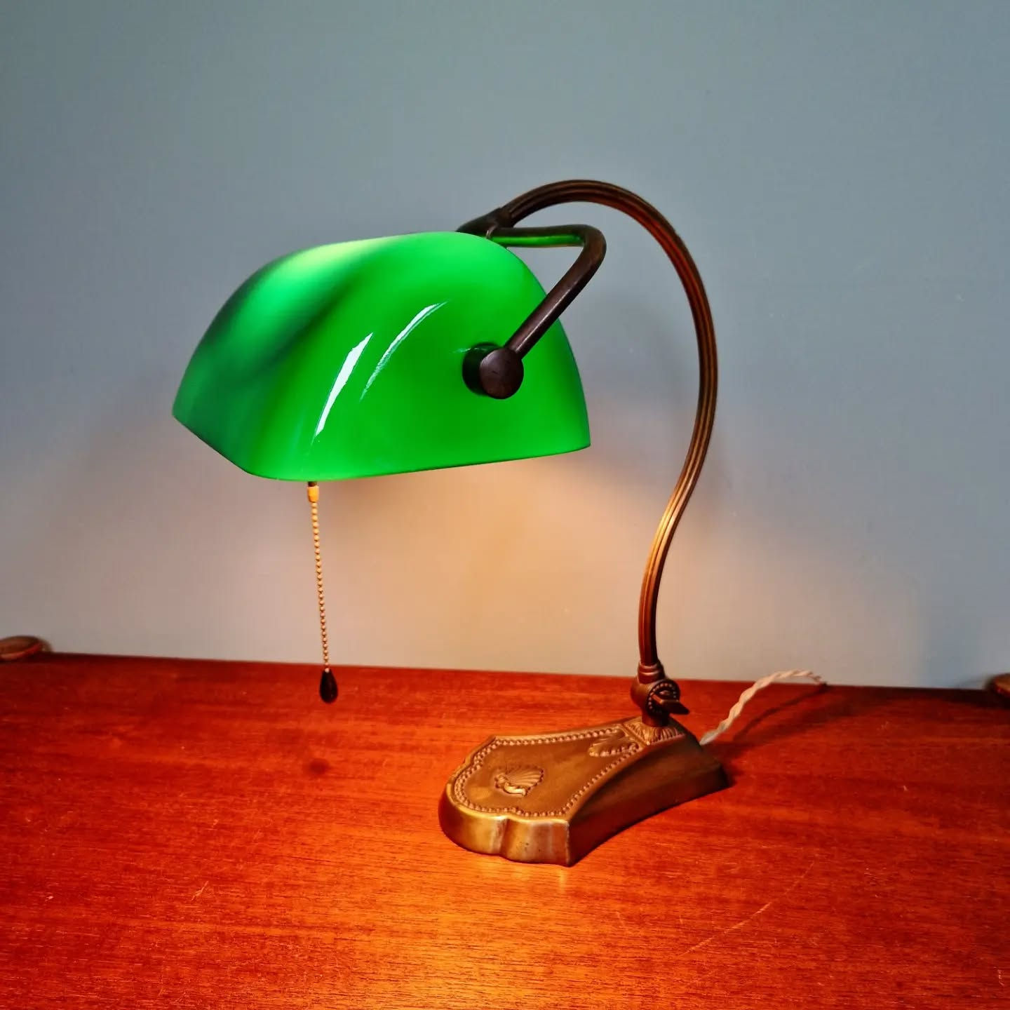 Lampe de banquier en laiton et opaline verte, 1920-30