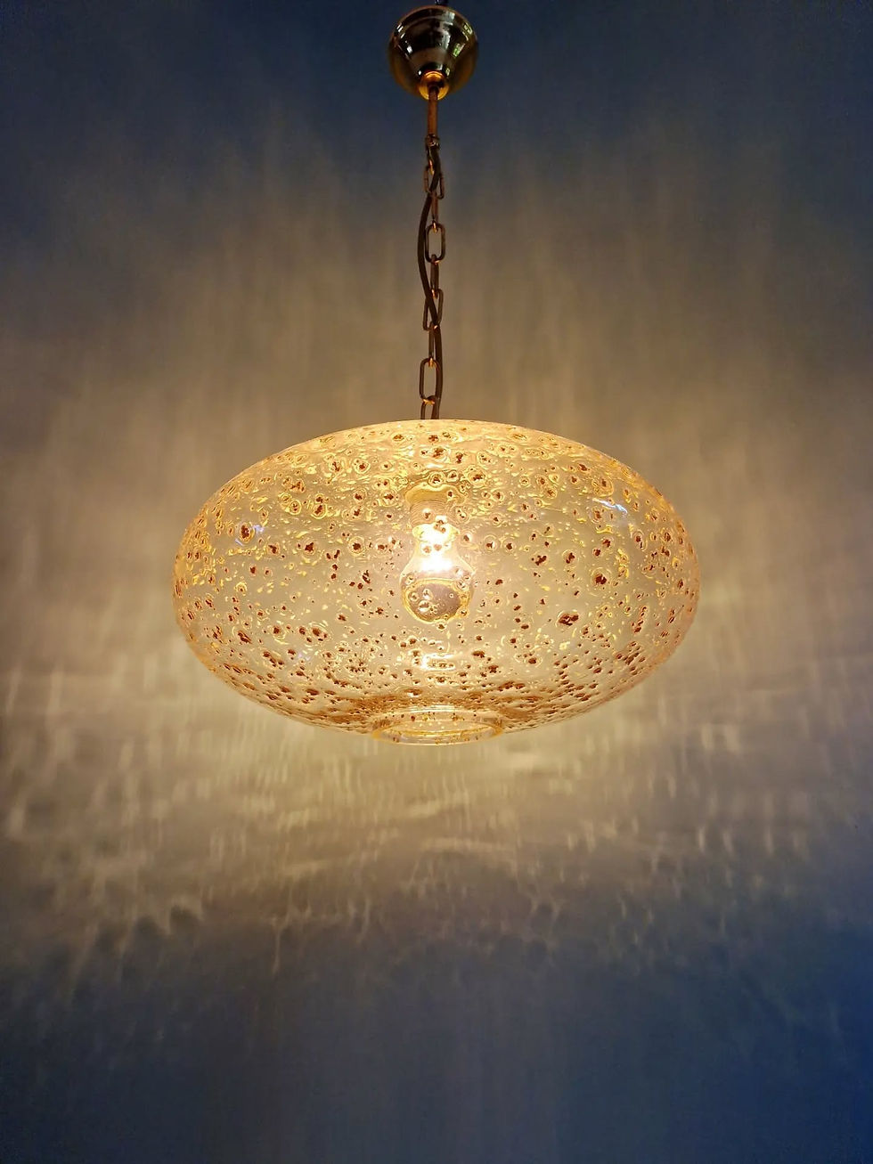 Miniature : Grande suspension vintage en verre, inclusions dorées, 1970