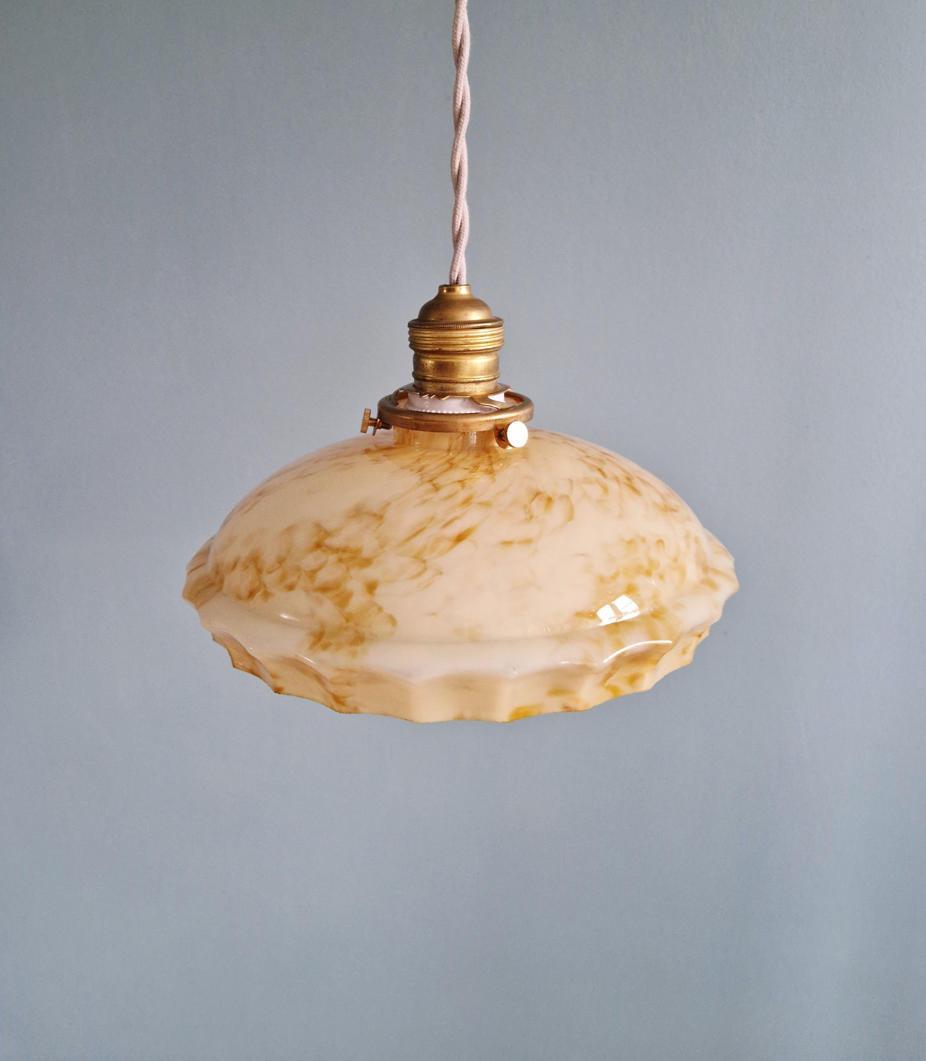 Suspension Art Deco en opaline marbrée, ouraline, 1920-30 