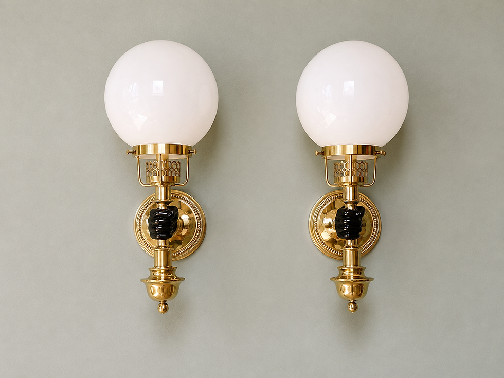 Miniature : Paire d'appliques murales en laiton et opaline blanche, Hollywood Regency, 1970