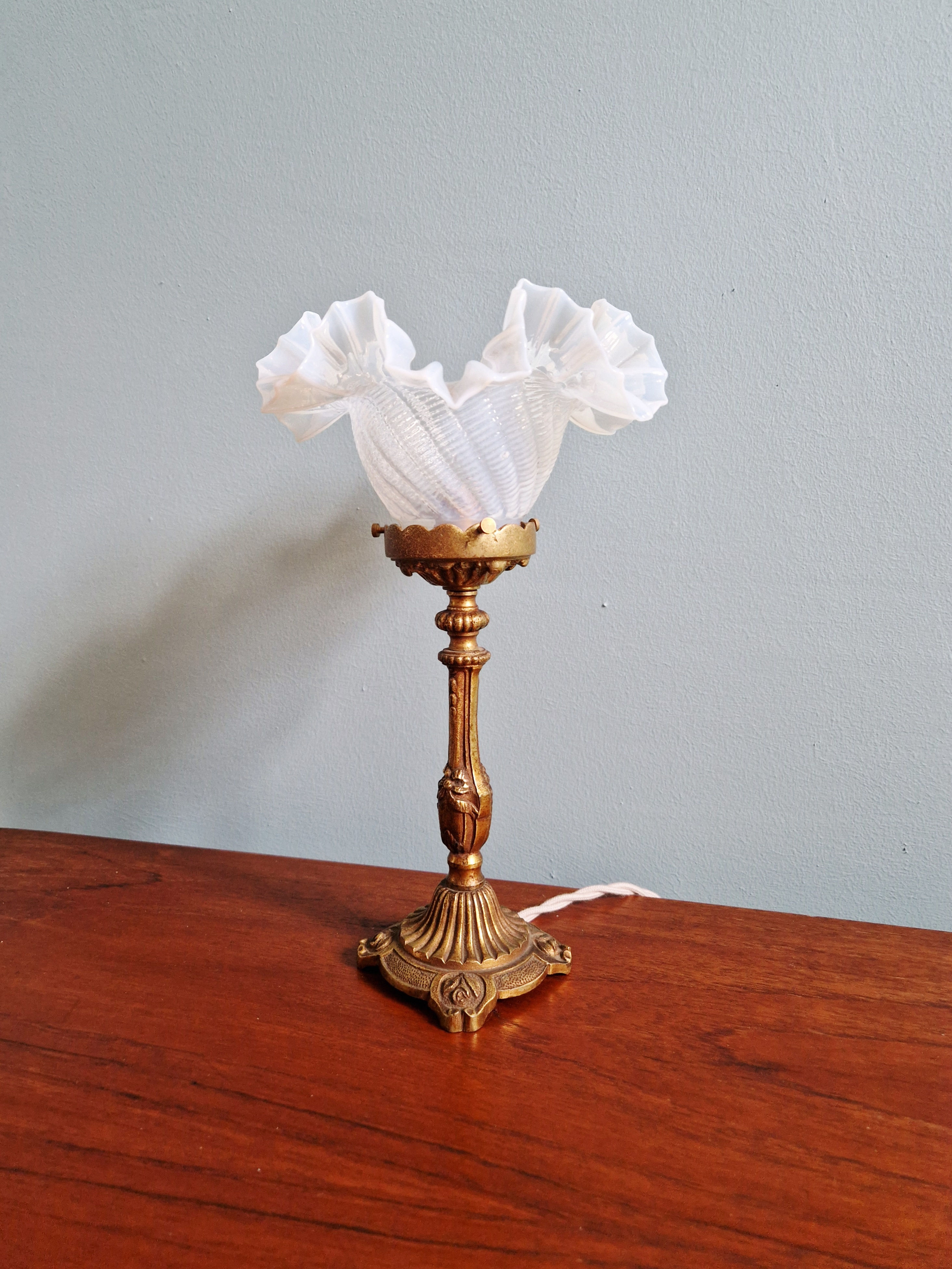 Lampe table en bronze doré et bobèche en verre opalescent, début XXe siècle
