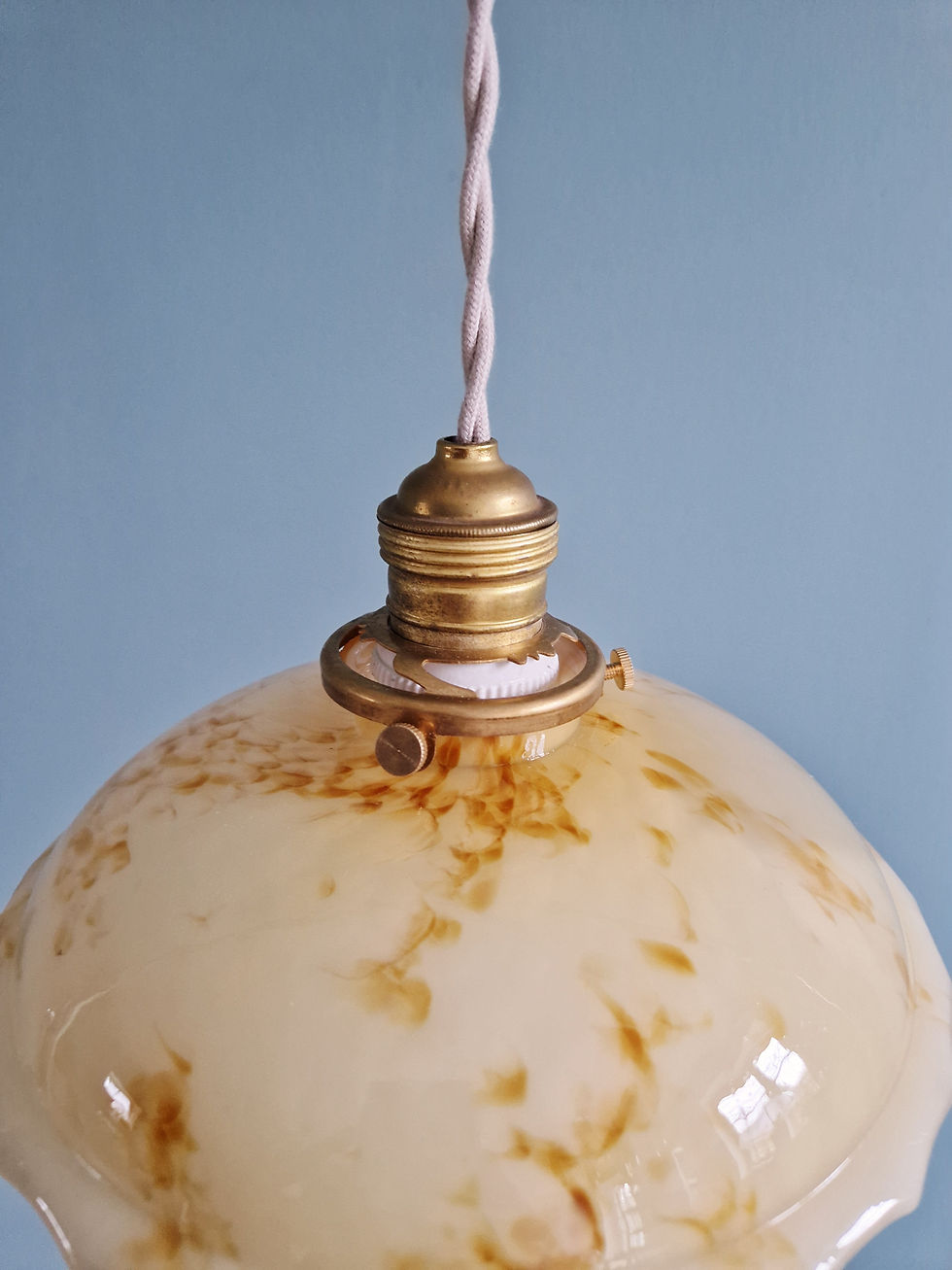 Miniature : Suspension Art Deco en opaline marbrée, ouraline, 1920-30 