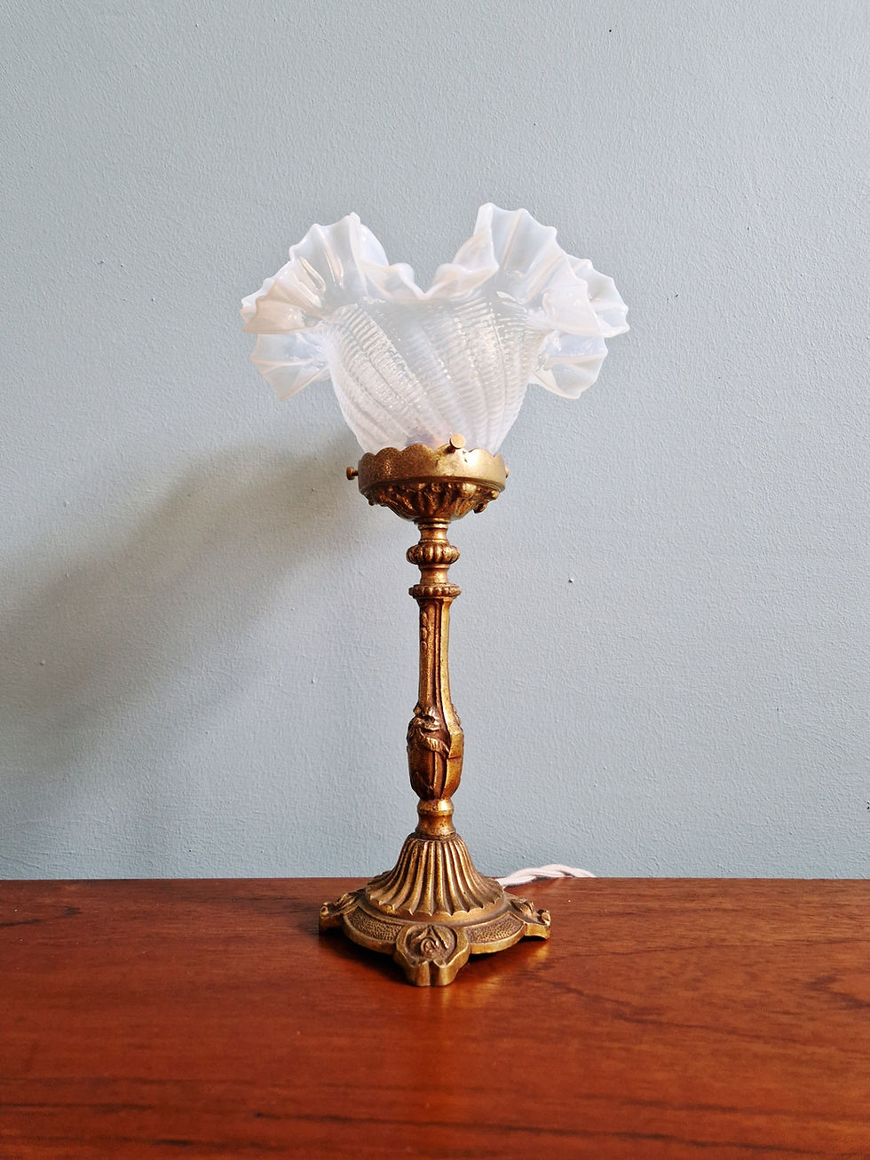 Miniature : Lampe table en bronze doré et bobèche en verre opalescent, début XXe siècle 