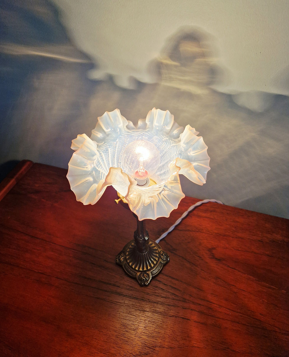 Miniature : Lampe table en bronze doré et bobèche en verre opalescent, début XXe siècle 