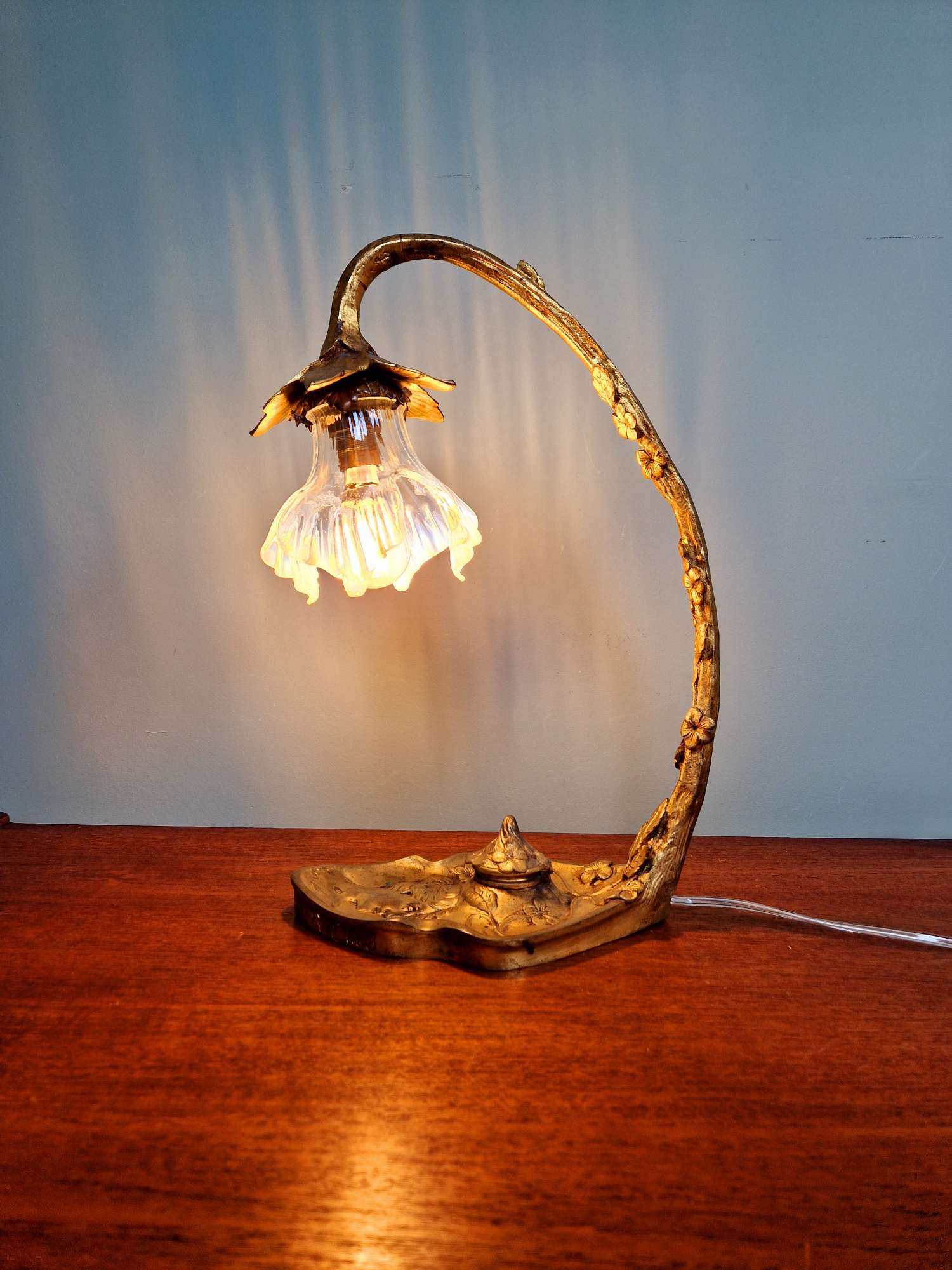 Lampe Art Nouveau en bronze doré, fin 19e siècle.