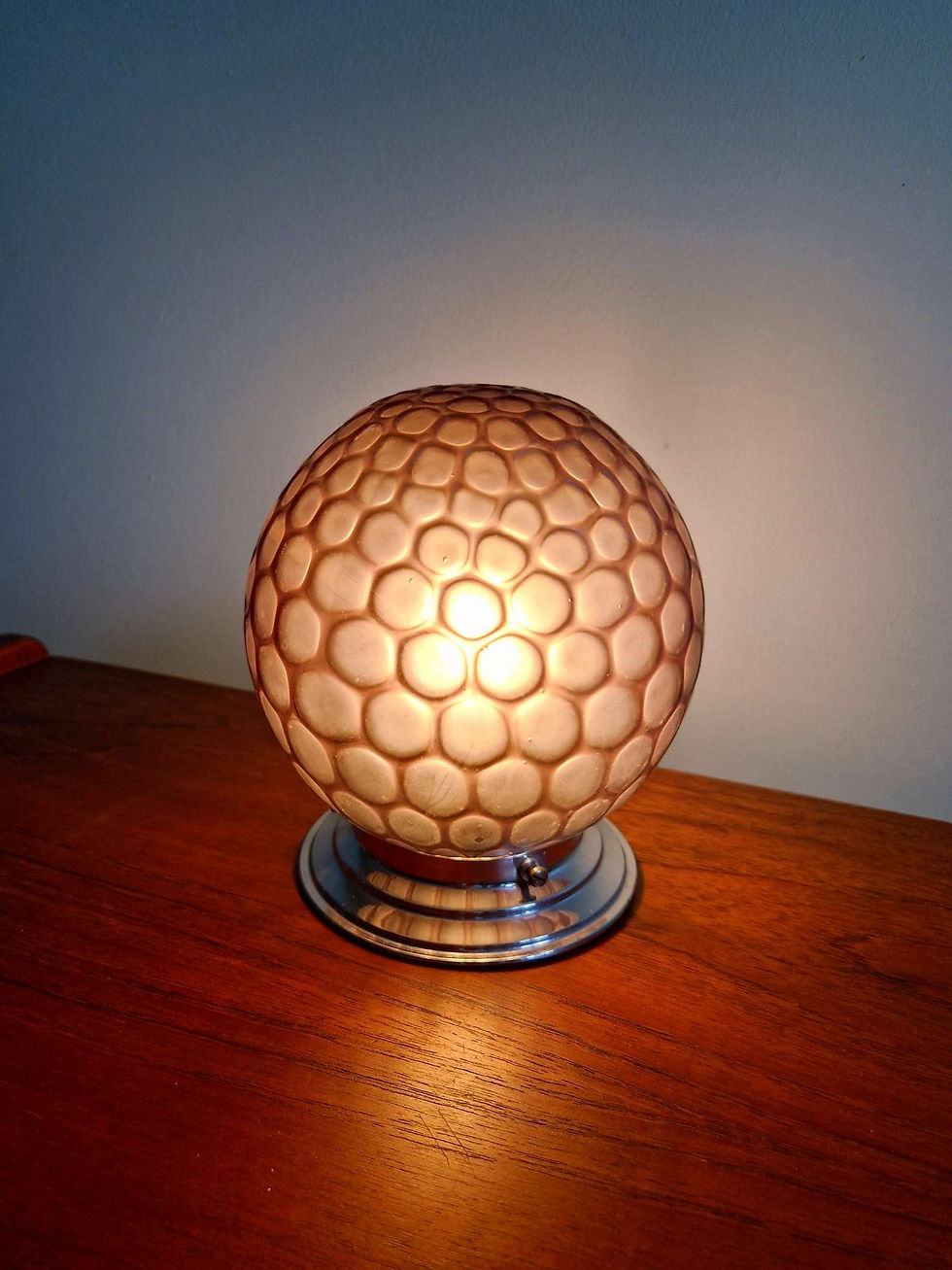 Miniature : Plafonnier Art Deco en verre satiné alvéolé couleur aubergine, 1930