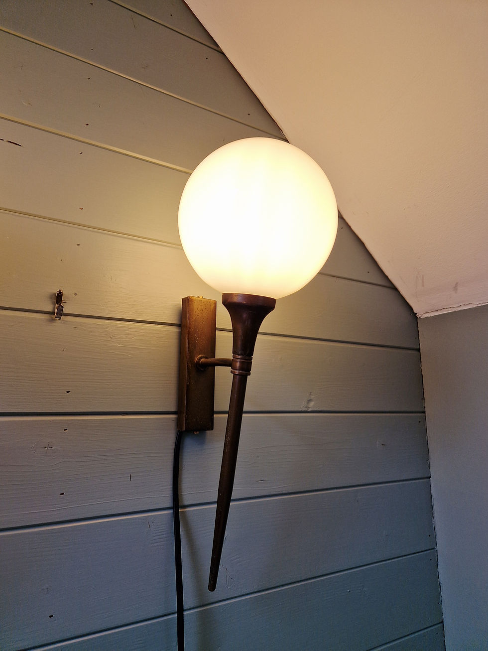 Miniature : Paire d'appliques murales Art Déco en laiton et opaline blanche, 1930