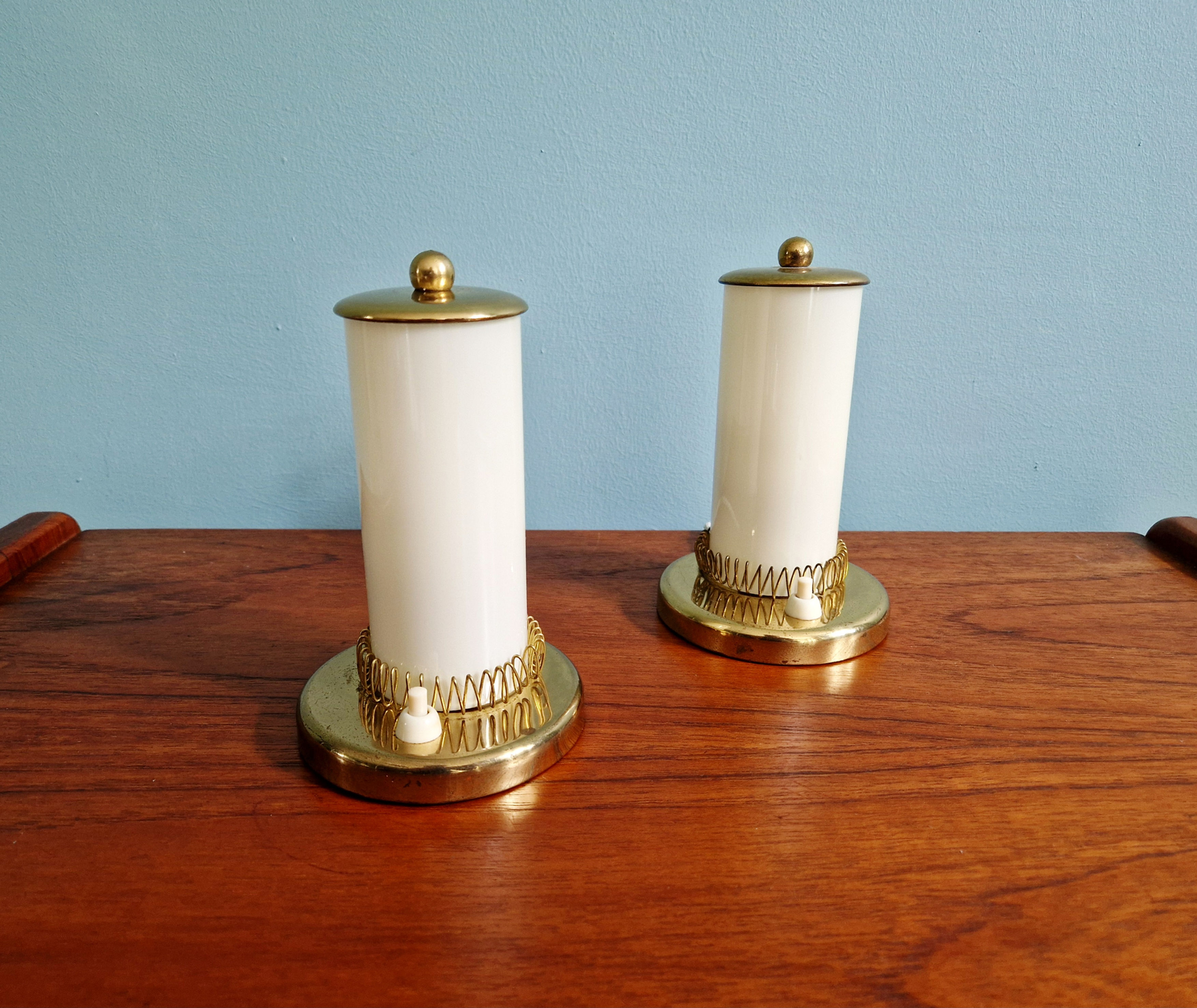 Paire de lampes de chevet Mid-Century en laiton et opaline crème, 1950