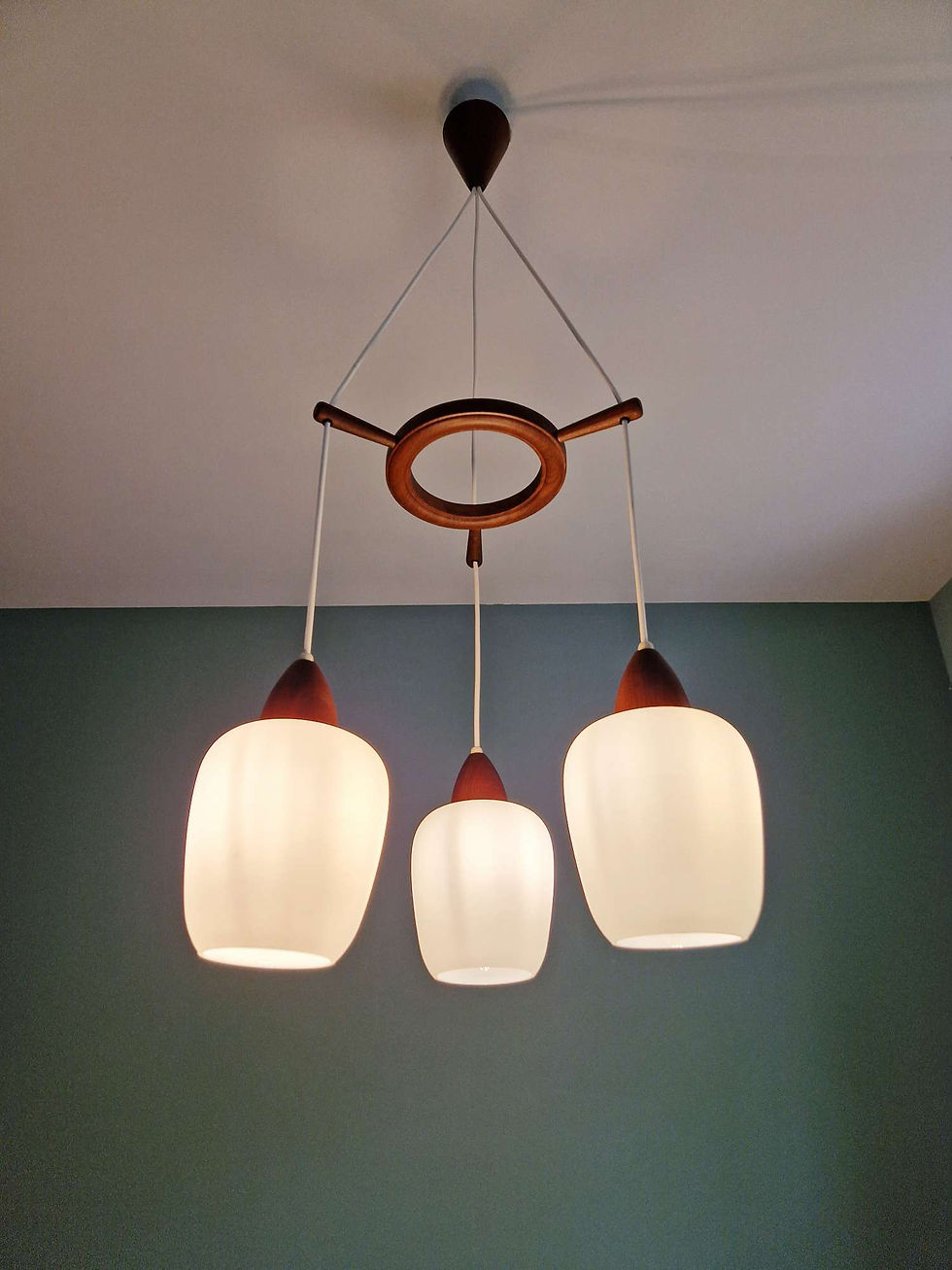 Miniature : Lustre scandinave en teck et verre satiné blanc, années 1960