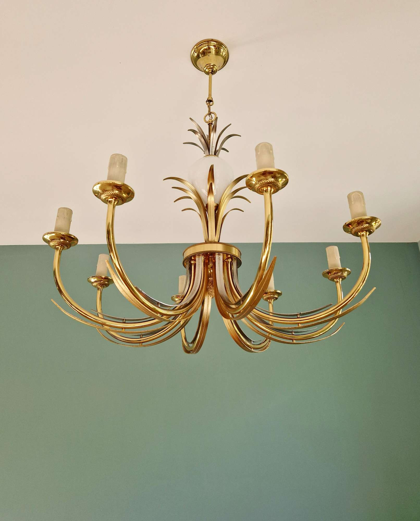 Lustre en laiton, Hollywood Regency, feuilles d'ananas et oeuf d'autruche, 1970