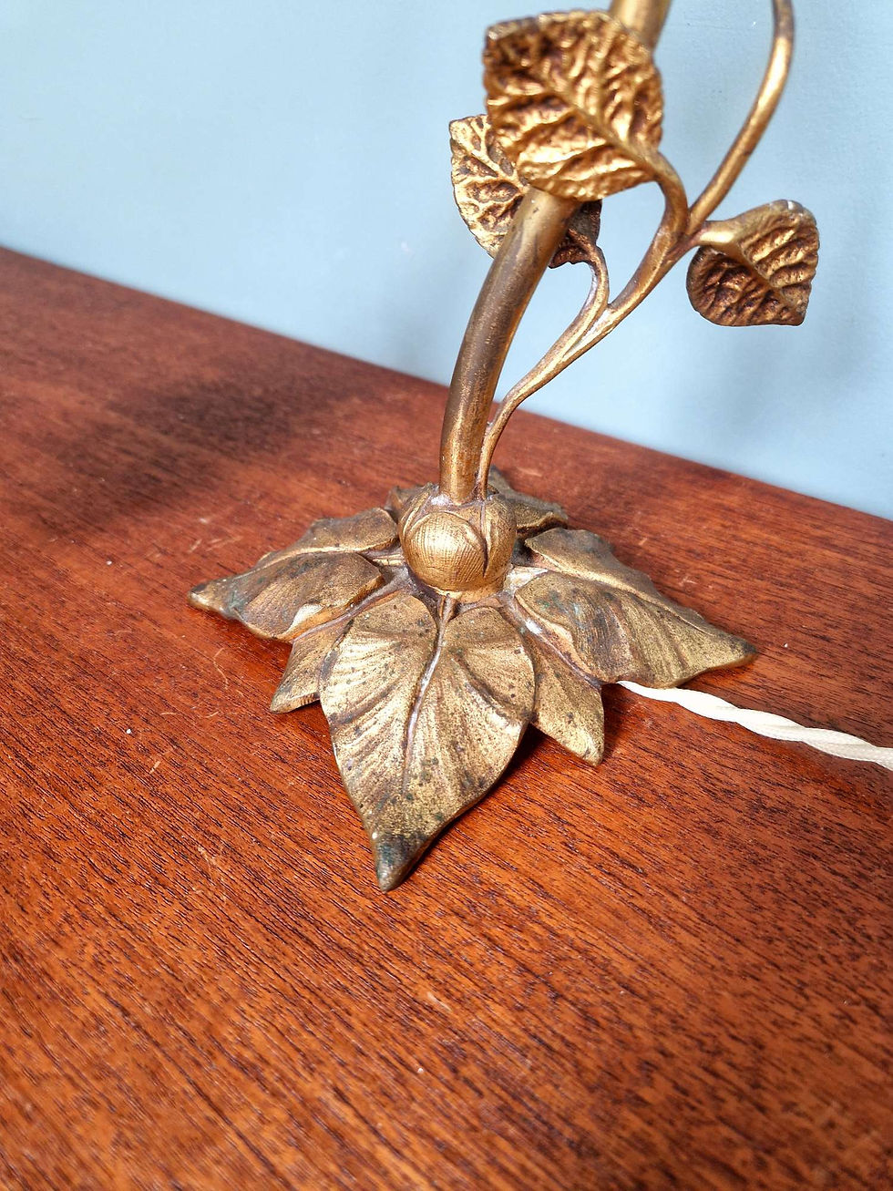 Miniature : Lampe de table en bronze doré, décor floral, années 1910-20