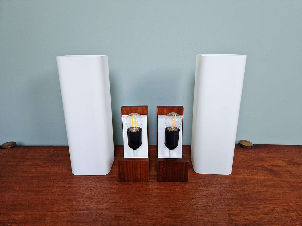 Miniature : Paire d'appliques murales en teck et opaline blanche, design Louis Kalff, 1960
