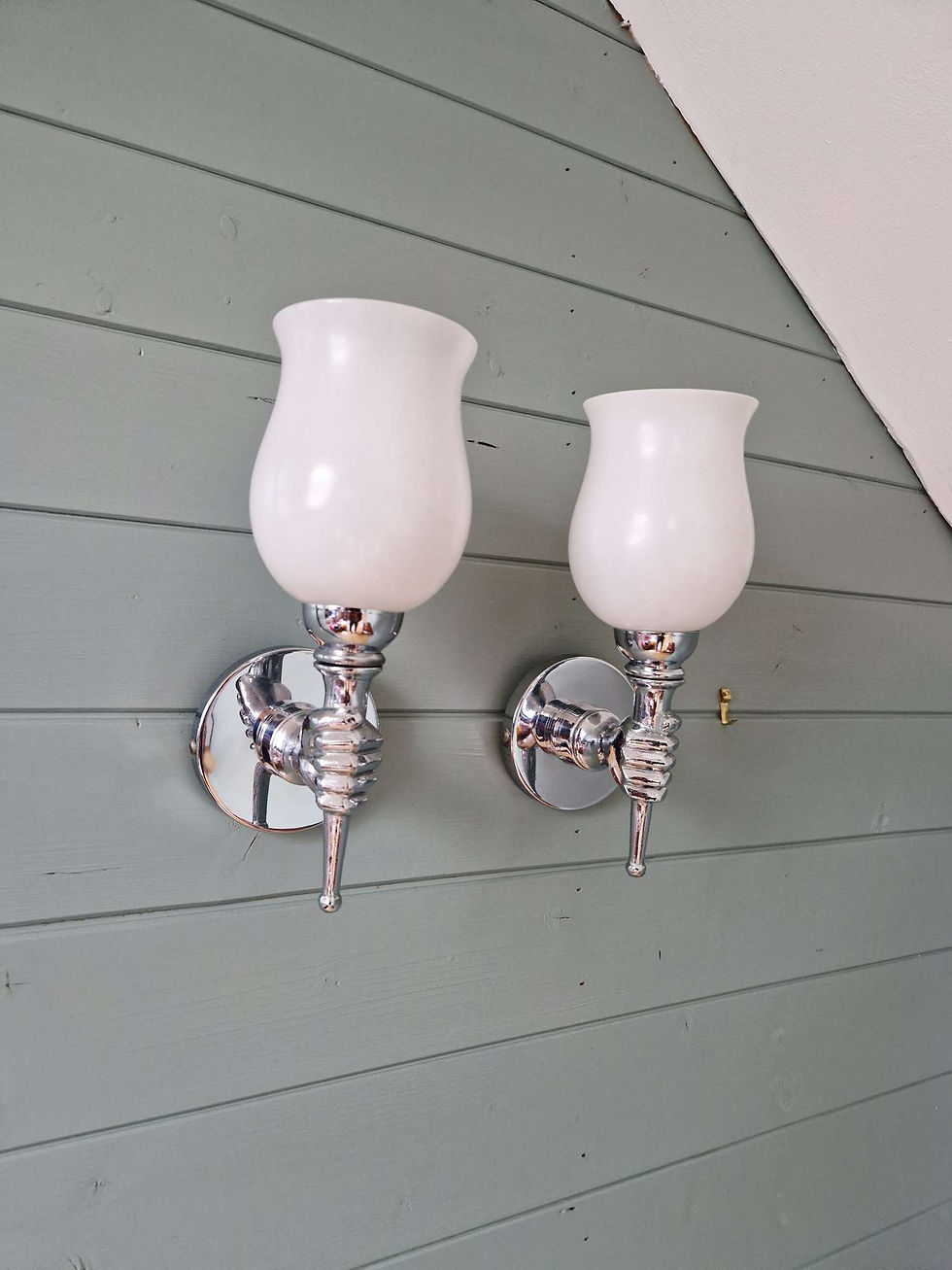 Miniature : Paire d'appliques murales en métal chromé et verre satiné blanc, 1960