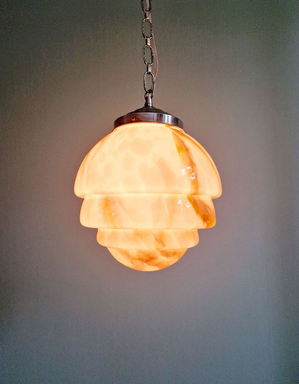 Miniature : Suspension Art déco en opaline marbrée rose, années 1920-30 
