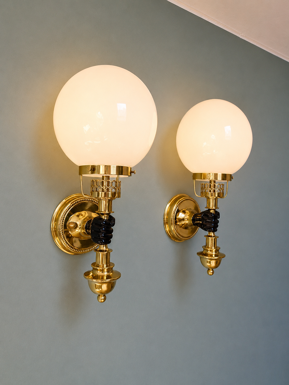 Miniature : Paire d'appliques murales en laiton et opaline blanche, Hollywood Regency, 1970