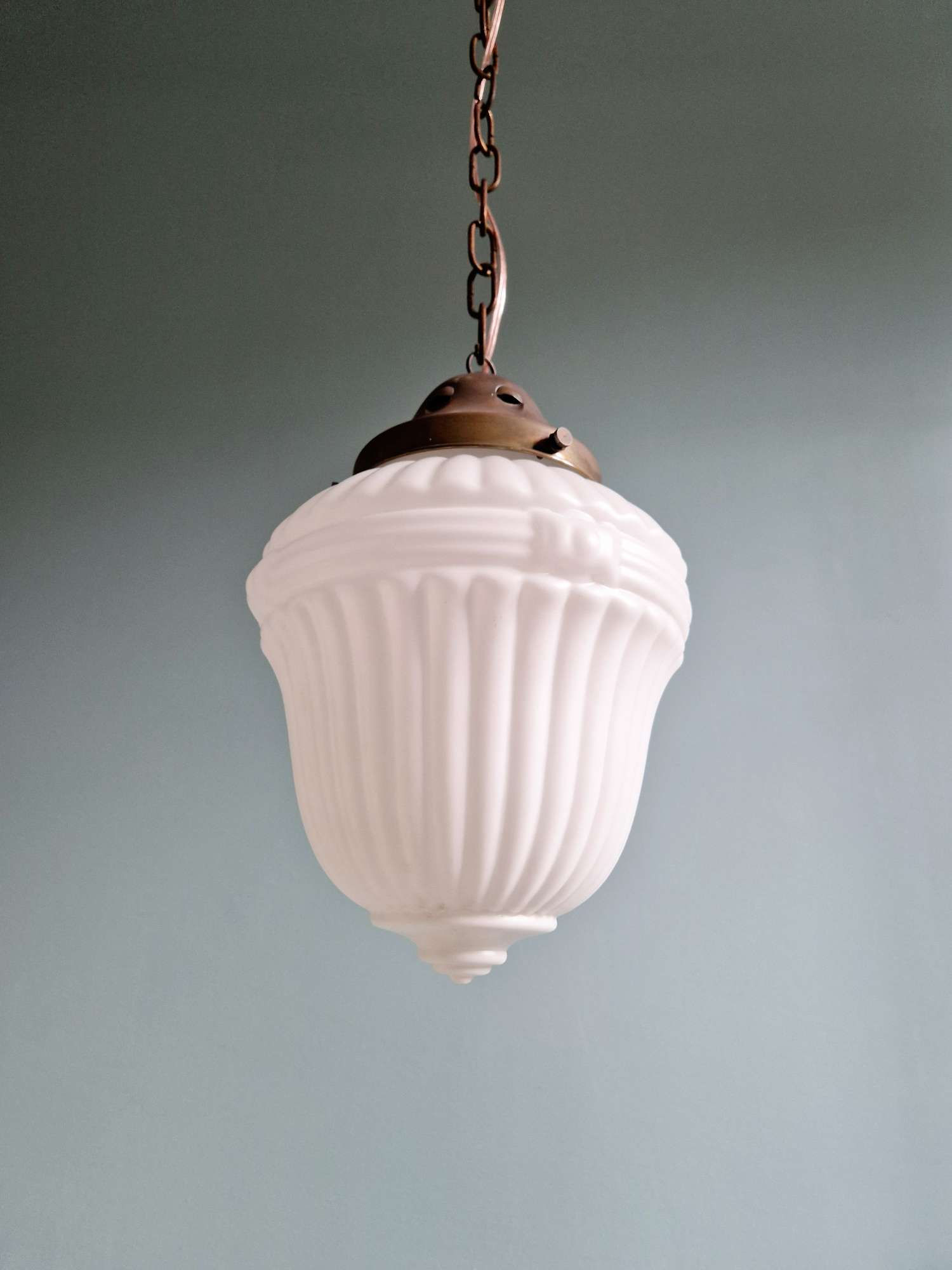 Suspension Art Déco en verre opaline blanc moulé pressé, 1920-30 