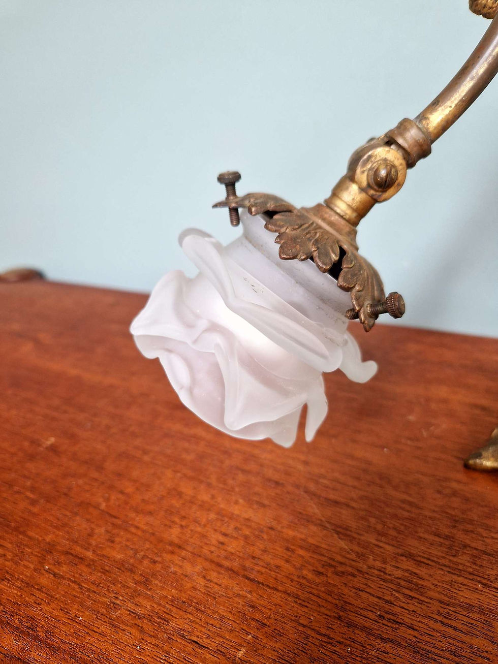 Miniature : Lampe de table en bronze doré, décor floral, années 1910-20