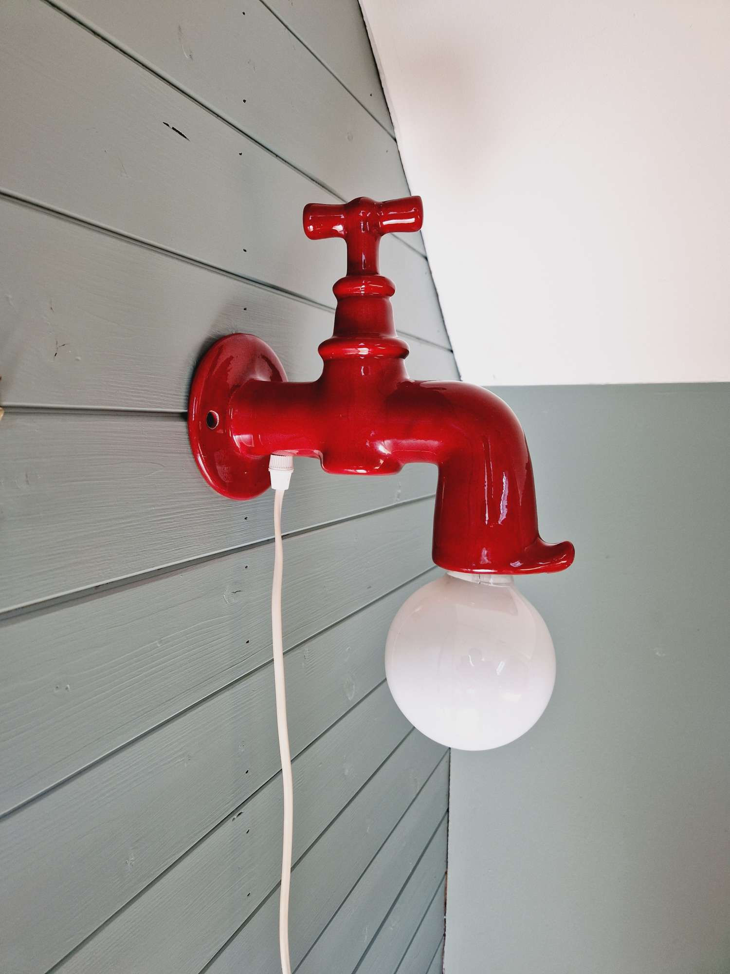 Applique murale Robinet en céramique rouge, années 70