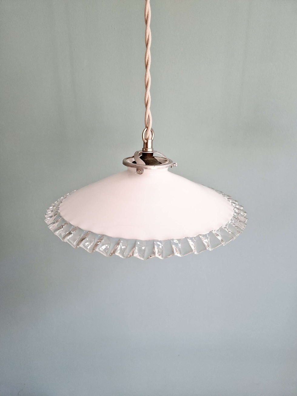 Miniature : Paire de suspensions Art Déco en opaline festonnée blanche, 1920-30 
