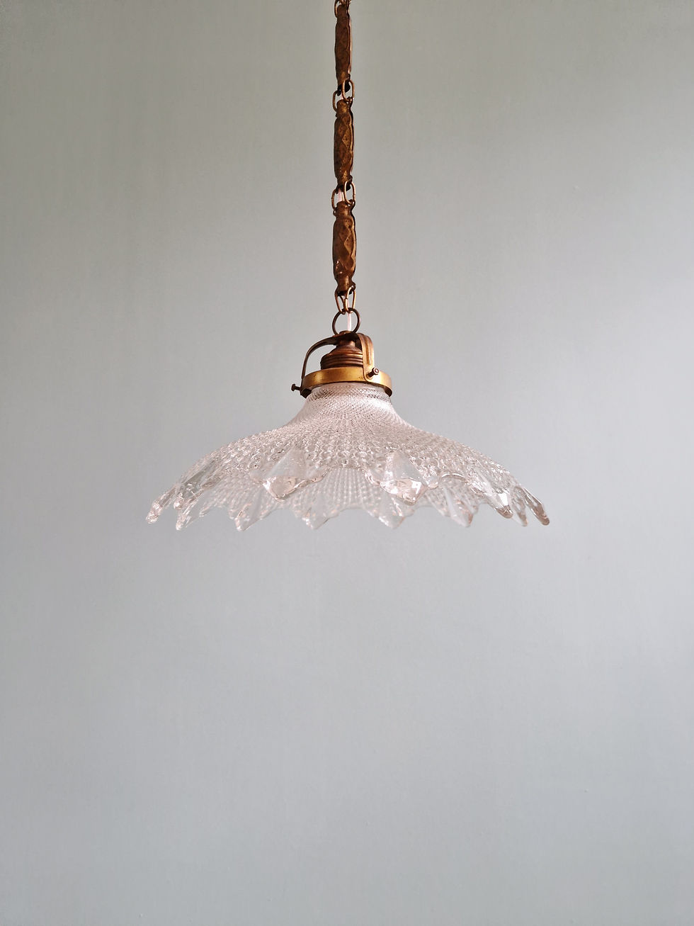 Miniature : Suspension Art Deco en verre transparent festonné, années 1920-30 