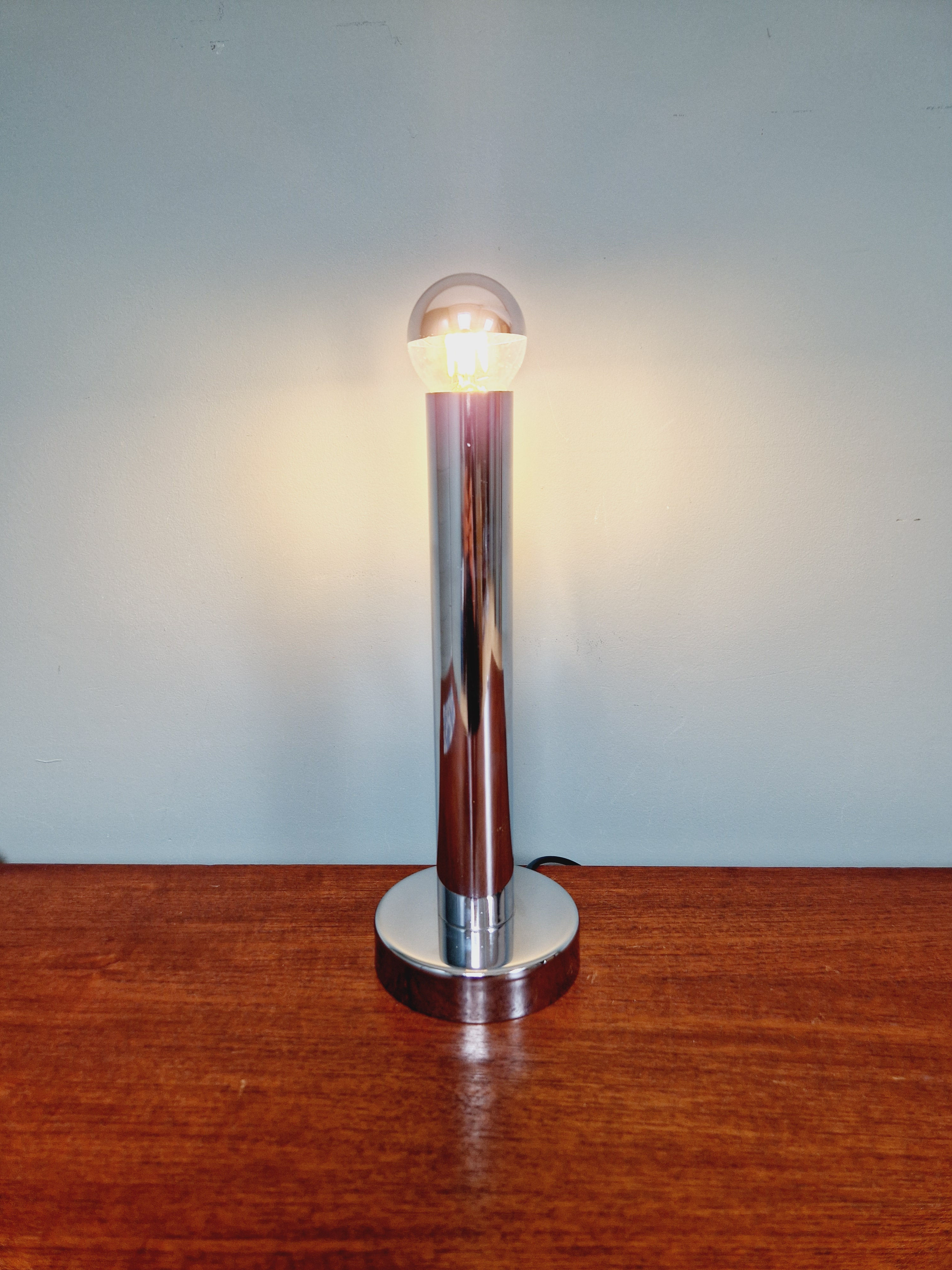 Lampe tubulaire en métal chromé, style Space Age, années 70.