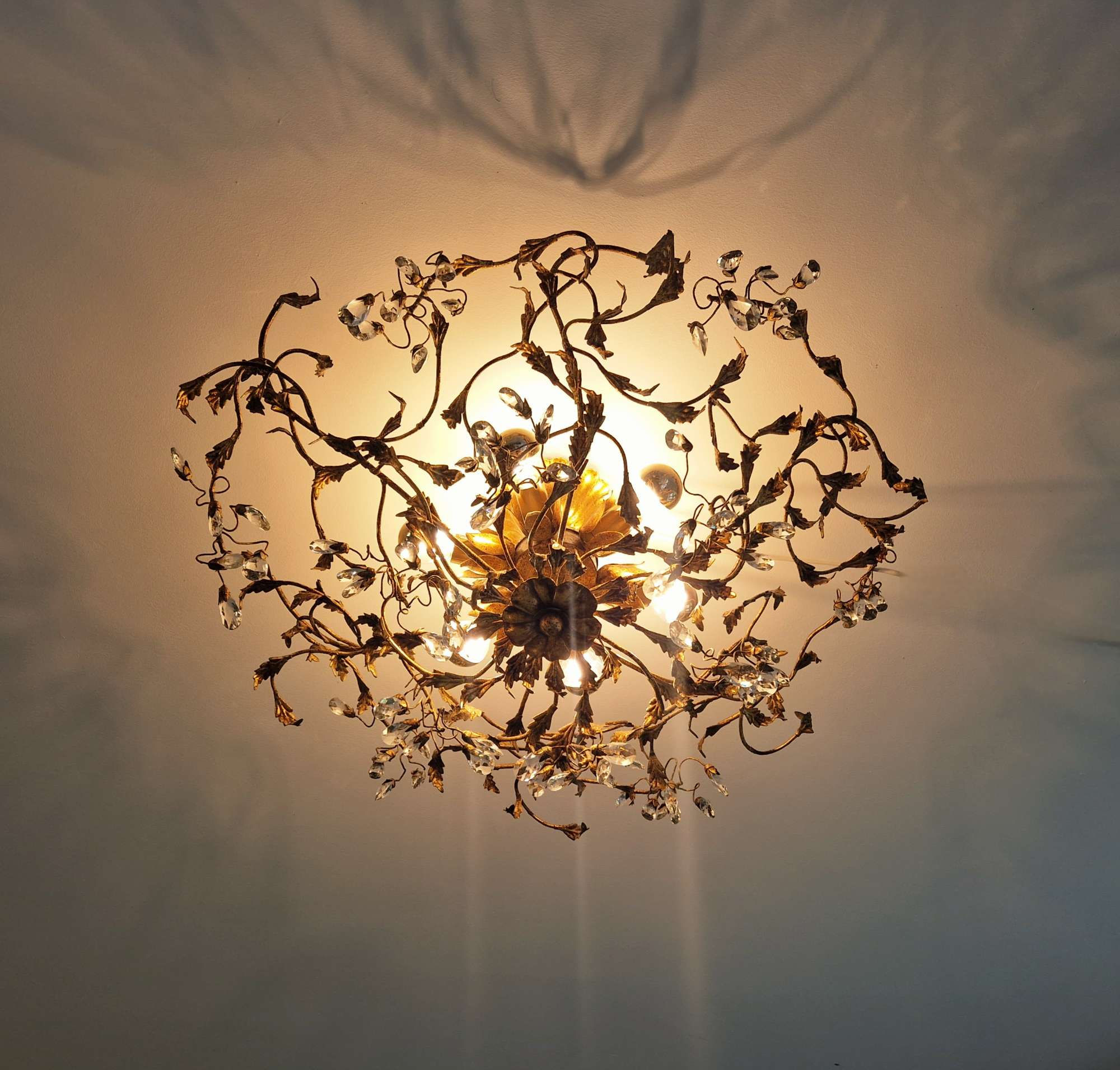 Grand plafonnier italien en métal doré et cristal, style Hollywood Regency, 1970