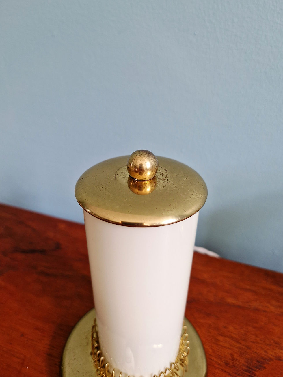Miniature : Paire de lampes de chevet Mid-Century en laiton et opaline crème, 1950