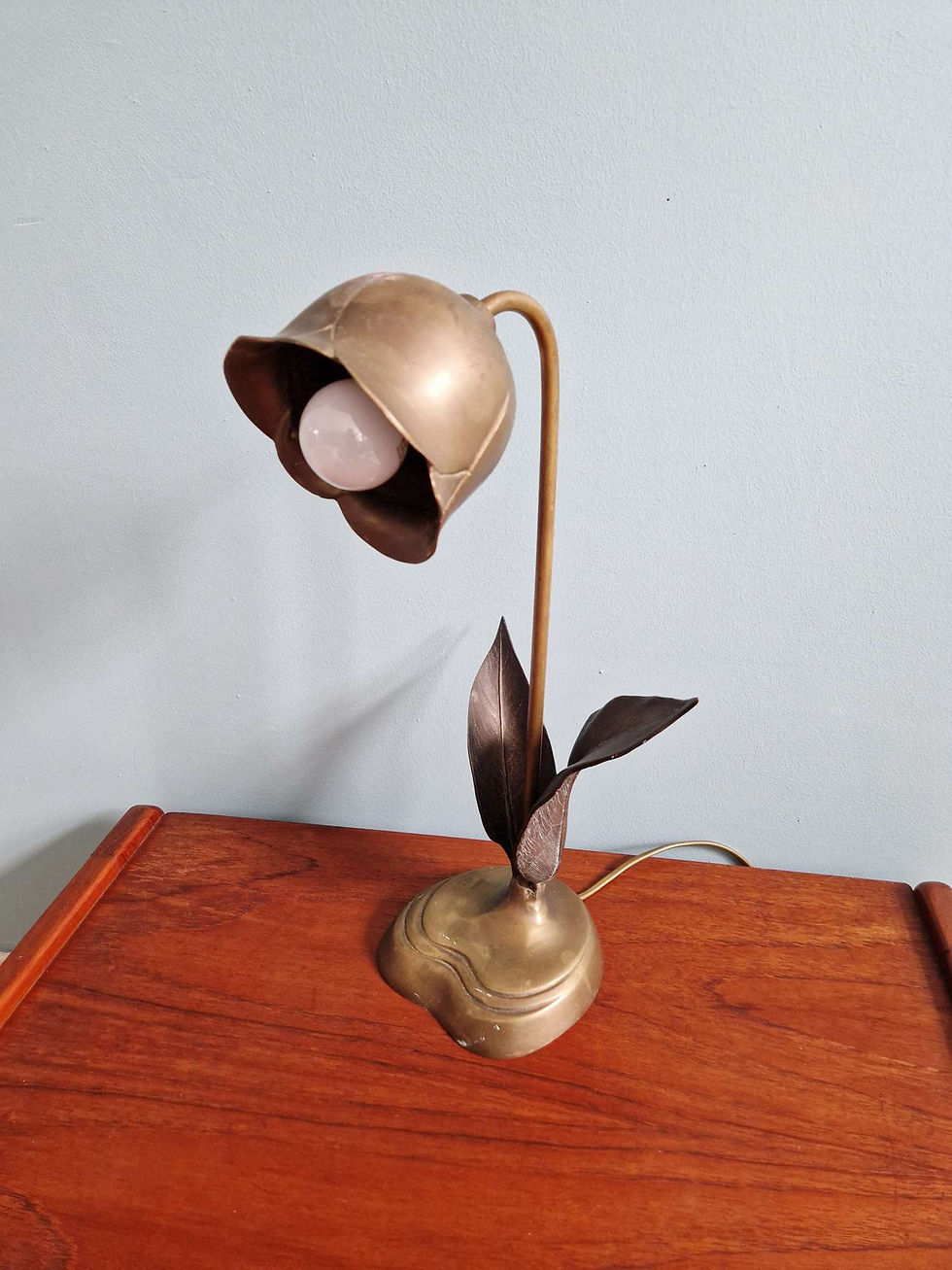 Miniature : Lampe de table florale en bronze et laiton, années 1970