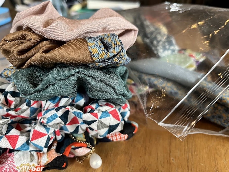 Miniatura: Scrunchies are machine sewn and hand sewn