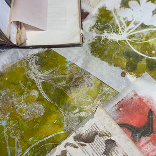 Künstlerisches Werk inspiriert von Rousseau, das Pflanzen wie Rotklee und Löwenzahn hervorhebt, um die Bedeutung der Biodiversität zu betonen.