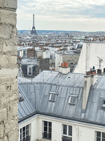 Christin Breuil in Paris, in ihrem künstlerischen Umfeld