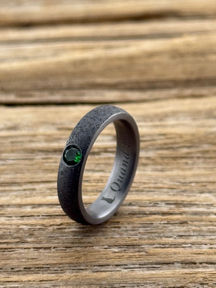 Alliance en Tantale PURE CURVE MOON 40 avec un grenat Tsavorite