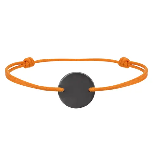 Bracelet médaillon en Tantale finition Gun (brossée), diamètre 18 mm, épaisseur 2 mm, deux trous de ø2 mm pour cordon.
Réf. TC20LN18
Cordon en coton ciré orange clair (Réf. WC51039)