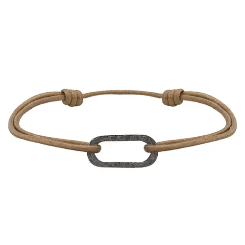Bracelet type maillon, modèle QUASAR Q5 Cristal en tantale pur 999/1000e, dessus texturé à la main, dessous finition Gun (brossée) dim : 20 mm x 10 mm x 2 mm
Ref.BM1S5
Cordon en coton ciré Moka-Latte (Réf. WC51048)
