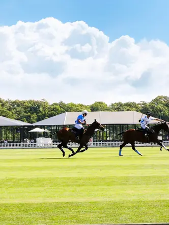 Match de Polo avec en arrière plan l'Orangerie du Polo Club de Chantilly