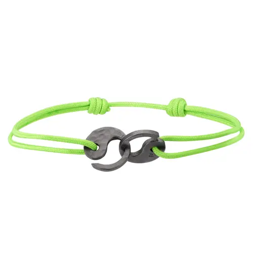 Bracelet "Yin" en tantale pur 999/1000e, deux parties entremêlées. Yin finition Gun (brossée) et Yang martelé. Diamètre : ø12 mm, épaisseur 1,2 mm
Réf. AY15LNS212
Cordon en polyester (Mokuba Japan Fashion Cord) vert fluo (Réf. FC16138)