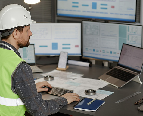 vista-trasera-de-un-ingeniero-de-construccion-masculino-con-casco-en-el-lugar-de-trabajo-e
