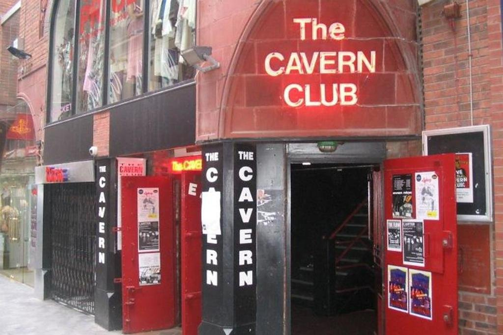 O Cavern Club era um porão de jazz que quase nunca enchia. O que mudou não foi o espaço