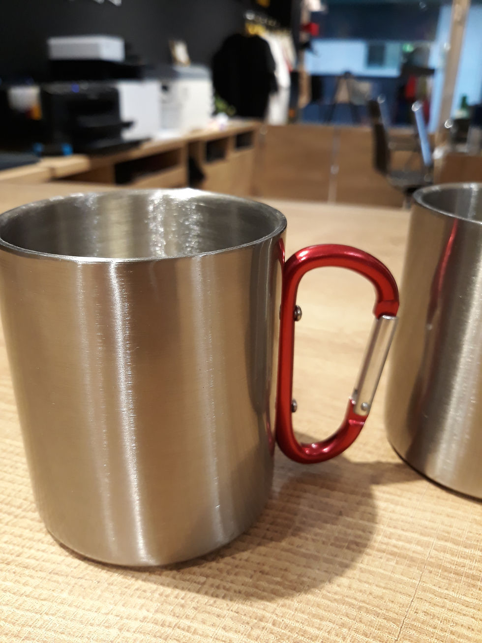 Miniaturbild: Edelstahltasse mit Karabinergriff inkl. hochwertiger 4C-Sublimation