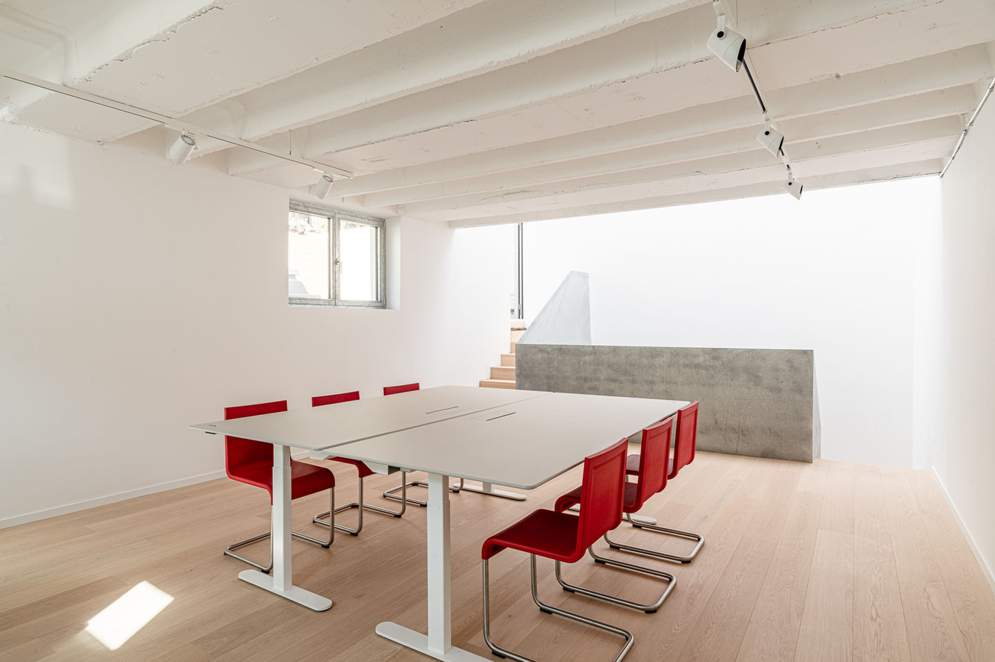 Salle de rendez-vous mezzanine de l’étude Sulc Avocat.e.s, Rue Jean Jaquet 10, 1201 Genève