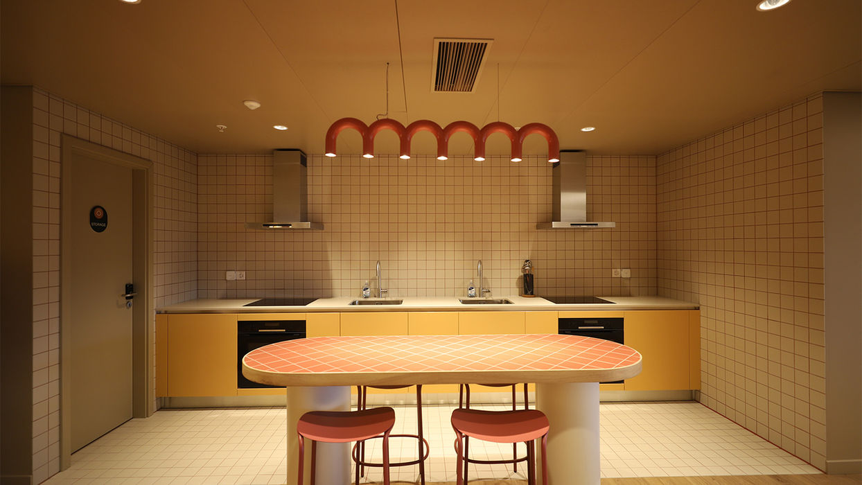 Cuisine équipée avec des appareils modernes, un grand comptoir et des placards spacieux, idéale pour cuisiner en communauté.