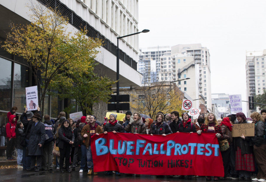 Des centaines d’étudiants ont marché sur les campus de Concordia et de McGill le 30 octobre dernier pour protester contre la hausse des frais de scolarité proposée par la CAQ.