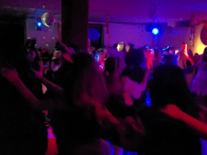 Party, „Dance“-Musik und gute Laune beim „Karneval-Päns-Däns“