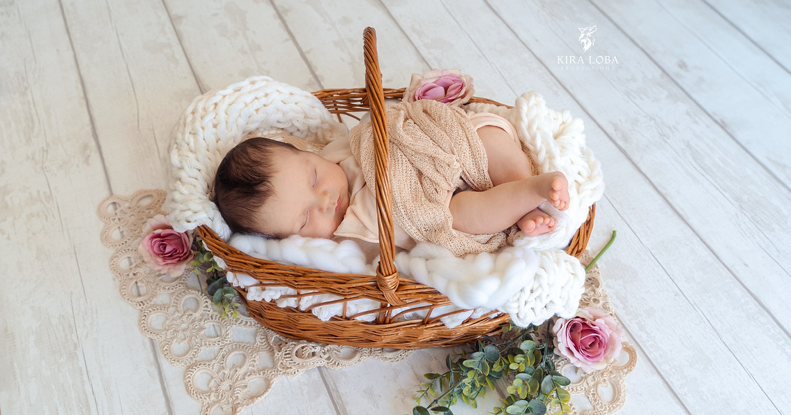 Professionelles Newborn-Shooting mit Baby im Blumenkorb – natürliche Babyfotografie Kassel