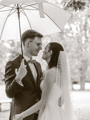 Natürliche Hochzeits- und Paarfotografie in Kassel – Paar unter Regenschirm