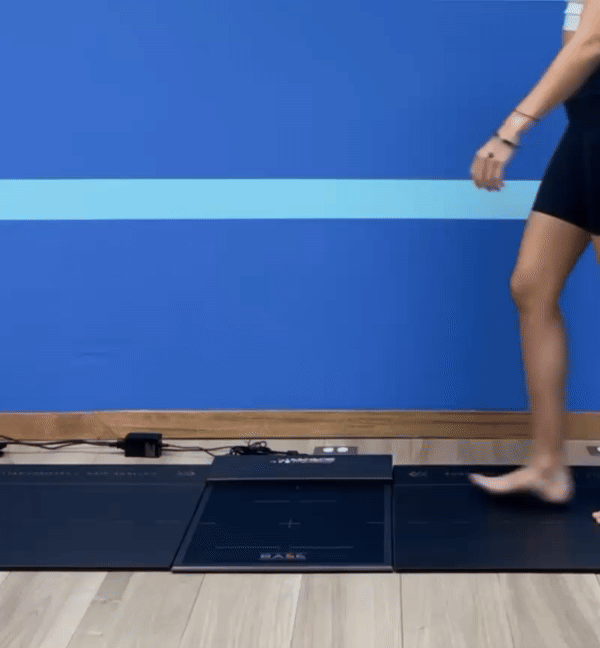 Persona caminando al realizar un estudio de baropodometría