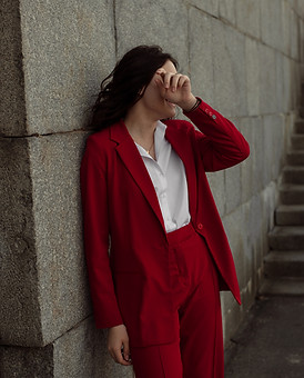 femme en rouge