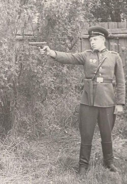 Ю Сидоров стреляет из пистолета