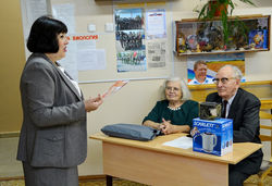 Юбиляра поздравляет директор школы Тамара Гаврииловна Запяткина