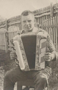Ю Сидоров с баяном